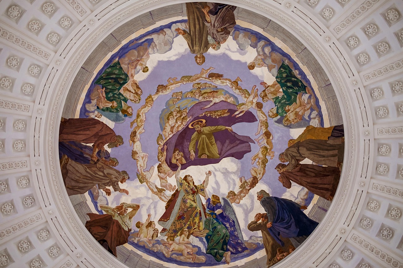 Veranderde plafondkunst met verf en lichtstralen.