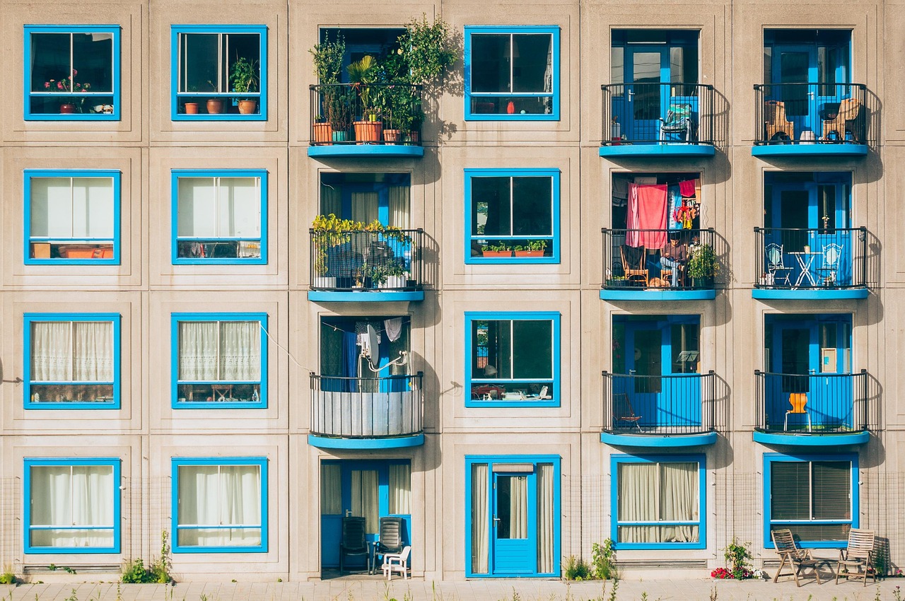 Retro stoel op sfeervol mid-century balkon.